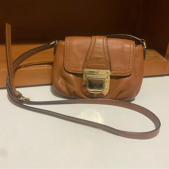 Michael Kors Charlton Crossbody - Picture 3 of 16